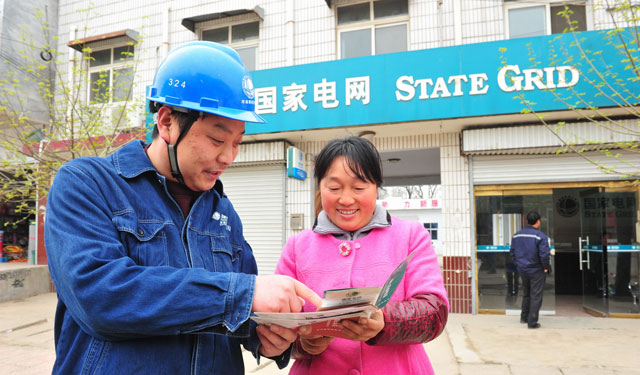 3月26日，舞阳县供电公司为消除农村用户对街头宣传戒备心理，使电力设施保护宣传工作深入民心，特号召13个乡镇供电所以拉朋友、拉亲戚等“结堆儿”的方式，一唱一和，向广大用户讲解电力设施保护的必要性。