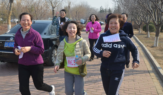 广饶县供电公司公司女职工参加环湖健步行