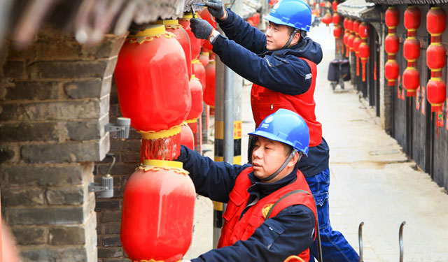 3月5日，河南滑县电力公司组织志愿者在世界文化遗产大运河滑县段检查灯展花灯、彩灯等灯具导线是否合格，安装是否规范，是否安装漏电保护装置。