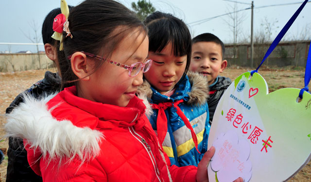 3月11日，和县供电公司青年志愿者来到该县功桥镇考塘小学，与这里的留守儿童开展“爱心植树”活动。志愿者和孩子们一起种下“心愿树”，共同在新栽下的树苗上，挂上象征爱心传递的“心愿卡”，让孩子们在植树劳动中快乐成长、收获希望。