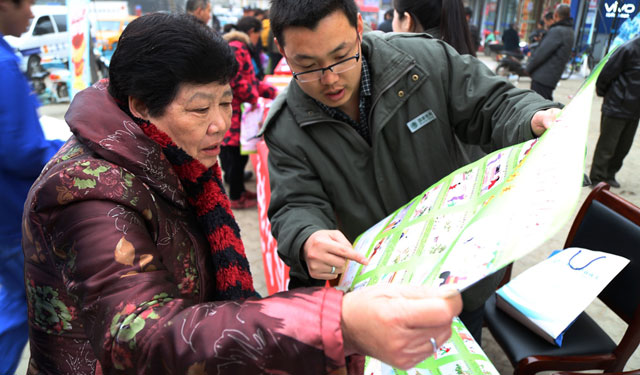 “俺们家换上电子表后，怎么感觉它跑的比原来的表快呀？” 当日上午，越来越多的市民群众围在国网利辛县供电公司的宣传台周围，对不明白的用电问题向供电公司的宣传人员进行提问，供电公司的宣传人员在耐心释疑的同时，将安全用电及节约用电知识积极地向前来咨询的市民群众进行宣传讲解。