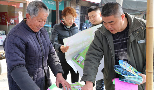 活动期间，该公司工作人员还深入商铺进行走访宣传，向乡镇商业经营者发放大量的宣传资料，并向他们细心讲解在电力线路及设备附近植树的危害性，受访的经营者纷纷表示将会配合供电公司的宣传，积极向前来购物的农民群众进行宣传教育。