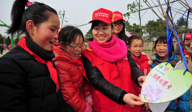 3月11日，和县供电公司青年志愿者来到该县功桥镇考塘小学，与这里的留守儿童开展“爱心植树”活动。志愿者和孩子们一起种下“心愿树”，共同在新栽下的树苗上，挂上象征爱心传递的“心愿卡”，让孩子们在植树劳动中快乐成长、收获希望。