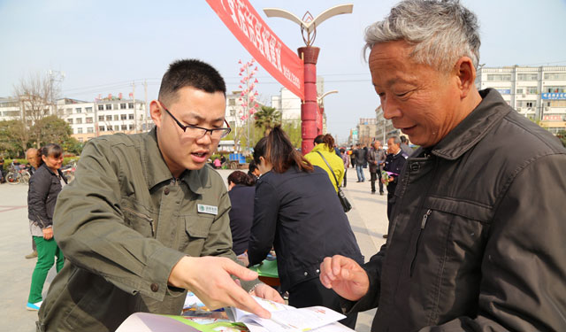 为丰富市民群众电力法律法规知识，深入宣传生活用电常识，营造和谐、平安的用电环境，3月24日下午，国网利辛县供电公司工作人员走上广场街头，向市民群众发放印有安全用电、节约用电、电力法规等内容的宣传彩页和小册子，积极开展综治宣传活动。