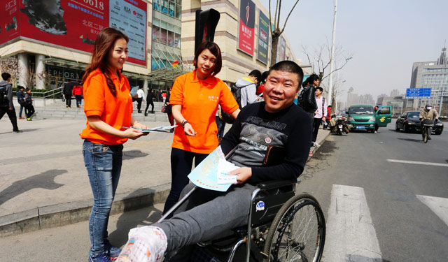 长期以来，该中心团委组织成立“关爱自闭症儿童”志愿服务队，定期与结对的自闭症儿童“手拉手”帮扶，帮助 “星星的孩子”打开心扉，更好地融入社会。