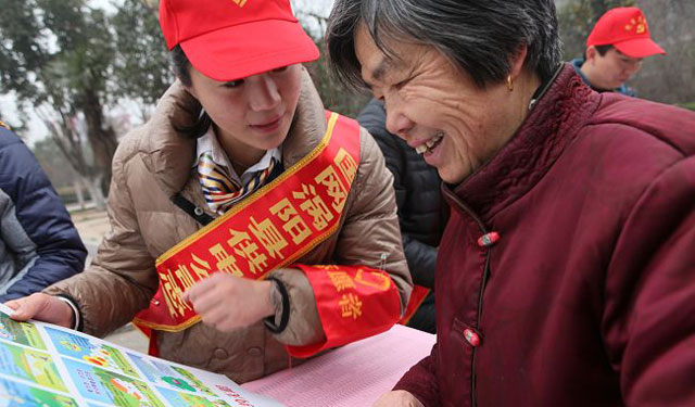     3月15日，安徽涡阳县供电公司工作人员在向群众宣传安全节约用电知识。当日是国际消费者权益日，安徽涡阳县供电公司工作人员在城区文化广场设立服务台，向市民宣传电费电价、安全用电、节能环保知识，面对面接受客户的咨询、举报、投诉，维护消费者的合法权益。