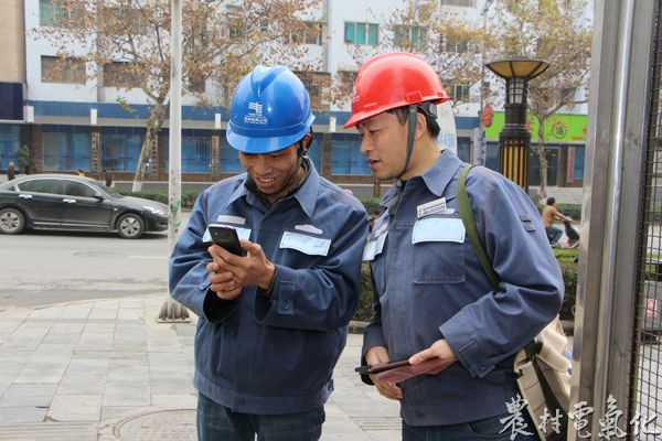 潘武忠与同事正在对重要的保电线路10千伏金民线进行保电特巡(石冰摄).JPG