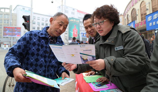 　　3月15日，在第33个“国际消费者权益日”到来之际，国网安徽利辛县供电公司供电服务人员走进街道、商铺和小区，并将供电服务咨询台摆放在商业街旁，与广大市民群众零距离接触，细心为市民群众提出的用电问题解惑答疑。