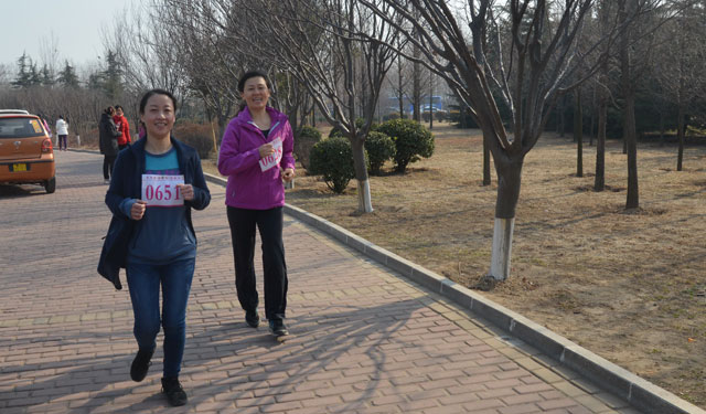 广饶县供电公司公司女职工参加环湖健步行