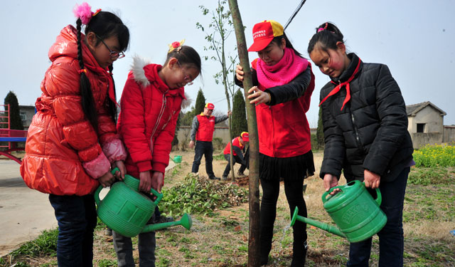 3月11日，和县供电公司青年志愿者来到该县功桥镇考塘小学，与这里的留守儿童开展“爱心植树”活动。志愿者和孩子们一起种下“心愿树”，共同在新栽下的树苗上，挂上象征爱心传递的“心愿卡”，让孩子们在植树劳动中快乐成长、收获希望。