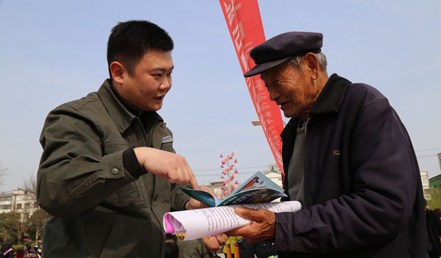 在该公司宣传活动所在地的五一广场，是利辛县城区最大且群众活动人数最多的公共场所，当日下午，暖阳高照，许多市民群众围在该公司综治宣传咨询台，向供电公司的工作人员咨询日常生活中遇到用电问题，该公司工作人员在发放宣传单页的同时，耐心地向前来咨询问题的群众进行解答释疑，赢得现场群众一张张满意的笑脸。