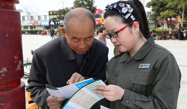 为丰富市民群众电力法律法规知识，深入宣传生活用电常识，营造和谐、平安的用电环境，3月24日下午，国网利辛县供电公司工作人员走上广场街头，向市民群众发放印有安全用电、节约用电、电力法规等内容的宣传彩页和小册子，积极开展综治宣传活动。