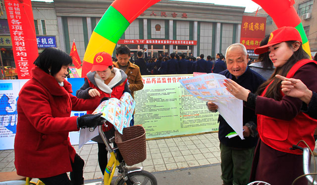 　　3月15日， 消费者权益日当天，在河南滑县城区解放路繁华路段、人民会堂、居民小区等处，电力小红帽青年志愿者为路过的行人讲解安全用电常识。