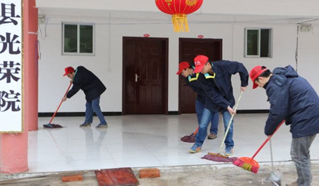 在茂兰敬老院，长期居住着来自该片区布依族、水族和苗族孤寡老人和残疾老人共22人，学习雷锋日这天，该局志愿者给老人们送来了水果、大米、食用油、洗衣粉等慰问品，帮助敬老院检查用电安全，排除设备隐患，另外他们还打扫卫生，陪他们收看“两会直播”和聊天，向老人们讲安全用电常识、生活保健知识等安全健康知识。党团员志愿者们一一对敬老院的变压器、用电线路、开关、插座进行了一次全方位安全检查，确保老人们用上放心电、安全电。