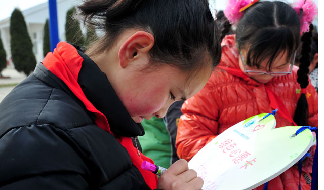 3月11日，和县供电公司青年志愿者来到该县功桥镇考塘小学，与这里的留守儿童开展“爱心植树”活动。志愿者和孩子们一起种下“心愿树”，共同在新栽下的树苗上，挂上象征爱心传递的“心愿卡”，让孩子们在植树劳动中快乐成长、收获希望。