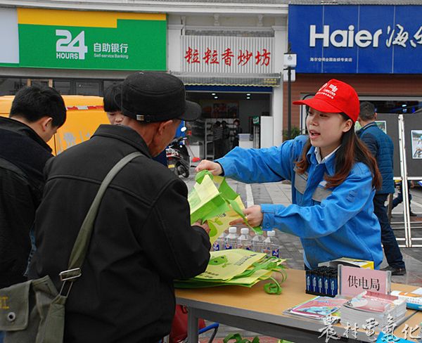 荔波局志愿者消费者维权日走上街头深入集市.jpg