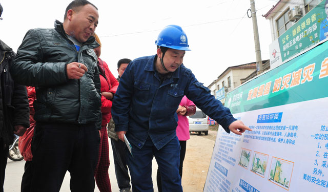 3月26日，舞阳县供电公司为消除农村用户对街头宣传戒备心理，使电力设施保护宣传工作深入民心，特号召13个乡镇供电所以拉朋友、拉亲戚等“结堆儿”的方式，一唱一和，向广大用户讲解电力设施保护的必要性。