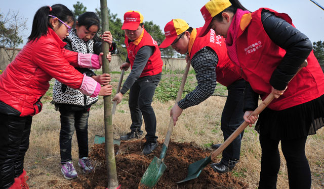 3月11日，和县供电公司青年志愿者来到该县功桥镇考塘小学，与这里的留守儿童开展“爱心植树”活动。志愿者和孩子们一起种下“心愿树”，共同在新栽下的树苗上，挂上象征爱心传递的“心愿卡”，让孩子们在植树劳动中快乐成长、收获希望。