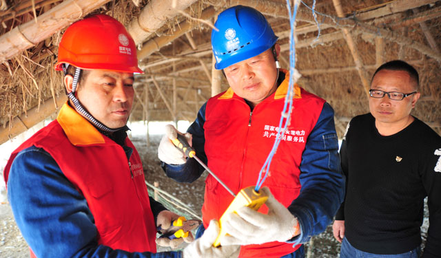 　　4月15日，和县供电公司党员服务队来到该县香泉镇种鸭养殖基地，为这里的养殖农户提供用电设备维修和技术服务。为助推全县家禽养殖产业发展，和县供电公司定期组织技术人员走进田间地头，主动上门开展用电技术指导，消除养殖农户的用电后顾之忧。