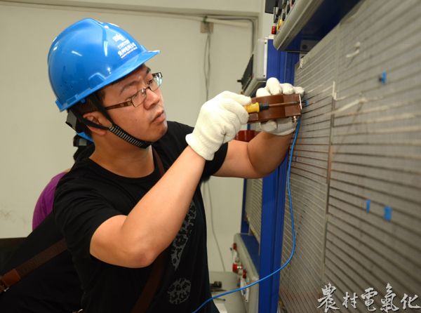 员工进行实操演练（晏亚南 摄）.jpg