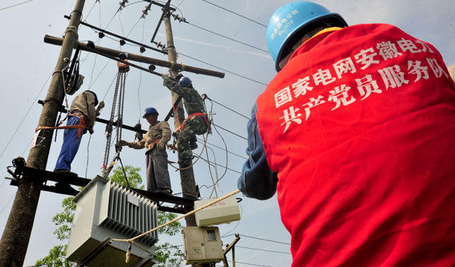 ［本网讯］5月14日，和县供电公司党员服务队检修更换该县历阳镇石桥排灌站老旧用电设备。随着夏季防汛季节来临，和县电力部门赶在汛期到来之前，制定防汛排涝保电应急预案，组织专业人员深入圩区，对防汛排涝输电线路和设备进行排查消缺，保障汛期电力供应安全。