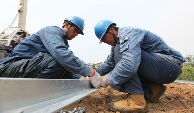 ［本网讯］5月14日，舞阳县供电公司22名施工人员奋战在该县姜店乡35千伏马路线节能改造现场，为应对迎峰度夏期间负荷高峰新增一条电源联络线，以缓解舞阳县东北部供电区域的负荷压力。