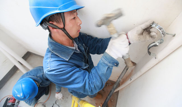 ［本网讯］自5月4日以来，舞阳县供电有限责任公司与县政府结合，组织36名施工人员对该县文峰乡166户搬迁居民的居住新址进行紧急送电作业，力保居民尽早用上“清凉”电。图为该公司员工在进行最后的收尾环节。