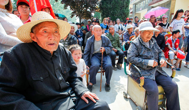 5月23日，由滑县文明办、滑县爱心志愿者协会、滑县志愿者联合会、国网滑县供电公司共同发起〔孝行滑州·爱老敬老之《道德讲堂》志愿者文艺队〕走进了慈周寨镇敬老院慰问演出及志愿服务，为老人们送去欢乐和健康。