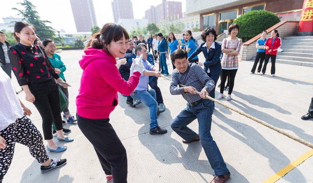 图为4月29日，国网河南省滑县供电公司举办2015年职工运动会现场。