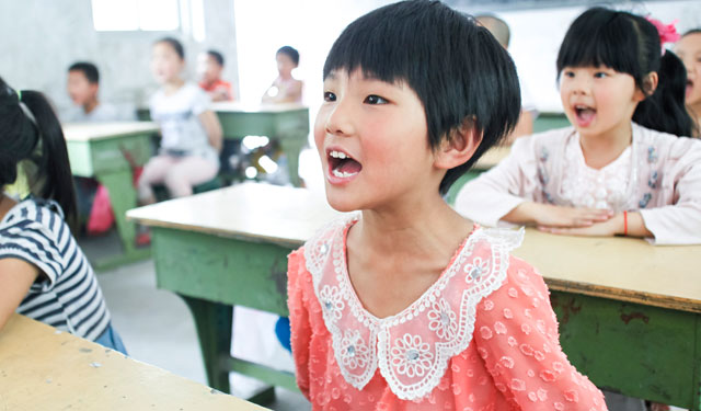 图为5月29日，河南滑县桑村乡齐邱村小学1年级1班的孩子们齐声回答青年志愿者提出的用电常识问题。