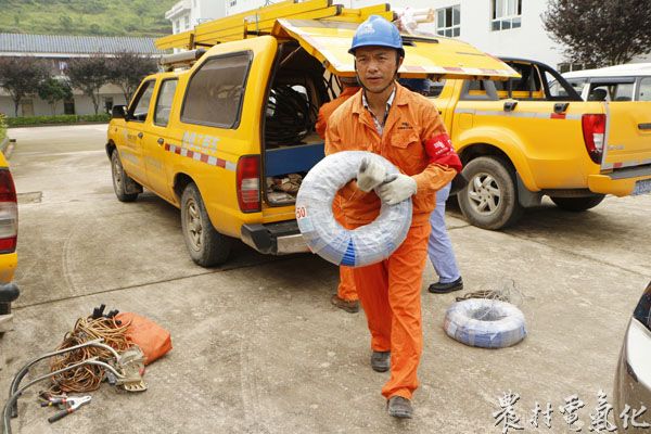 队员们以实际行动展现出凯里局良好的社会形象，并切实地履行南方电网公司应尽的社会责任4.JPG