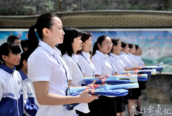 准备给同学们发放学习文具.JPG