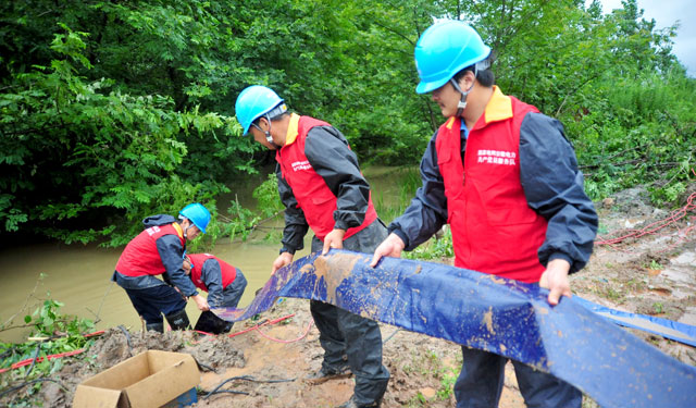 6月30日，和县供电公司共产党员服务队正在对该县石杨镇牛庄排灌站用电设备进行检查维护。当前正值防汛度汛关键时期，和县供电公司制定汛期平稳供电应急预案，组织共产党员服务队对县内排水站、高低压配电设备、线路杆塔进行专项检查，确保防汛期间安全可靠用电。