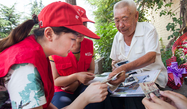 “这是80年的电业局，那时还没有你们呢。现在我已经八十半了，能看着咱电业局发展的越来越好，是我的福气呀，电业局的将来就要靠你们这些年轻人来建设了。”7月1日，国网滑县供电公司离退休老党员丁先雨指着一张已经发黄的老照片说。图3为7月1日国网滑县供电公司“小红帽”青年志愿者陪老党员翻看老照片。