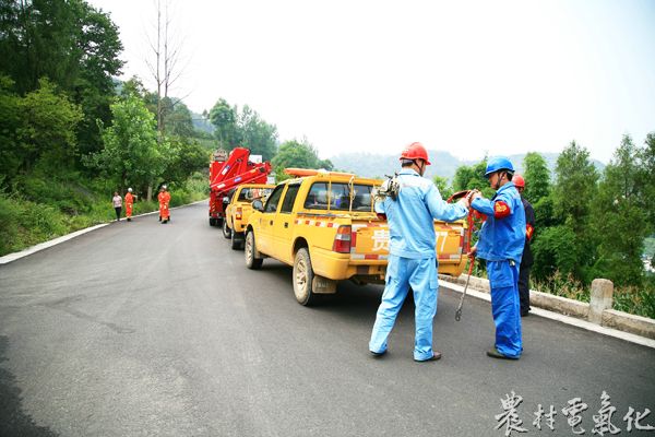 2、为了保证后续抢险工作有序开展，电力、通讯、消防抢险组总是率先开展营救工作。（王仁磊 摄）.JPG