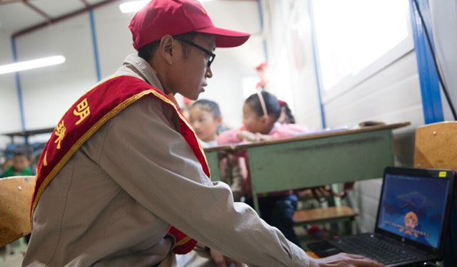 　　课上，“小红帽”为孩子们带去了藏汉双语的安全宣传资料和为他们精心准备的学习用品及生活用品，并和他们一起观看了安全用电宣传动漫视频；为他们讲解并现场演示灭火器的使用方法、发生地震、火灾时逃生的方法、电力线路发生倒杆断线时的避险措施等安全注意事项，提升了小朋友在日常生活中的安全意识和避险能力。