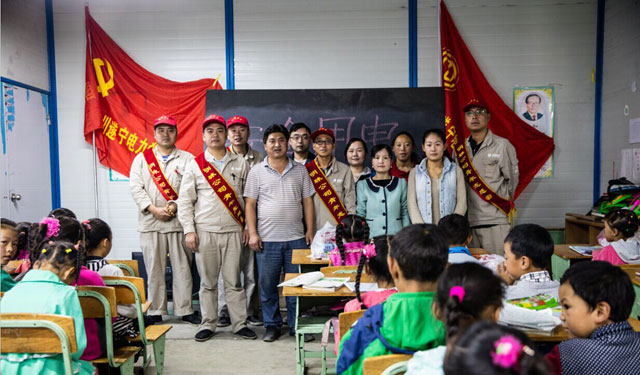 　　课后，“小红帽”还为学生发放了月饼等慰问品，为孩子们讲解中秋节的由来，开展有奖知识问答、猜谜语等互动游戏。