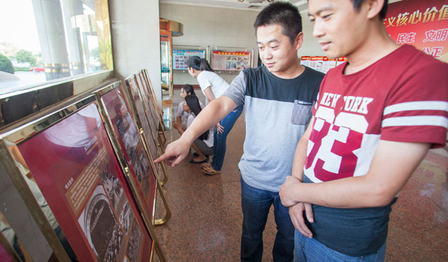 　　农村电气化网讯：近日，河南滑县供电公司开展纪念抗战胜利70周年系列活动。为缅怀抗战先烈的光辉业绩，弘扬爱国主义精神和民族精神，激发广大电力干部职工报效祖国的热情，该公司开展了抗日征文、慰问抗战老兵，抗日战争图片展、张贴宣传画报，播放电子滚动屏幕，组织职工观看系列抗战影片，纪念抗战胜利文艺演出等一系列活动，深入推进社会主义核心价值观建设，进一步弘扬爱国主义精神和民族精神。