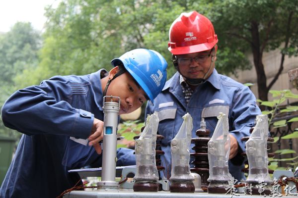 图为该局保电员工正在仔细检查登记变压器、导线等“两节”保电战的备品备件。.JPG