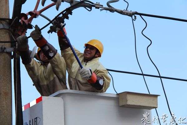 在高空作业的石老二也万分小心，井然有序地将引流线开断.JPG