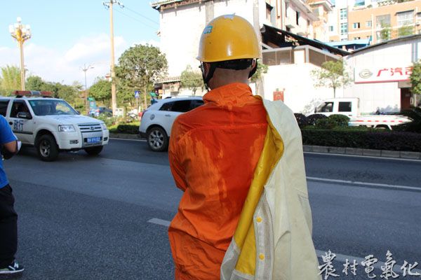 走下车斗，石老二像刚蒸了“桑拿浴”一般.JPG