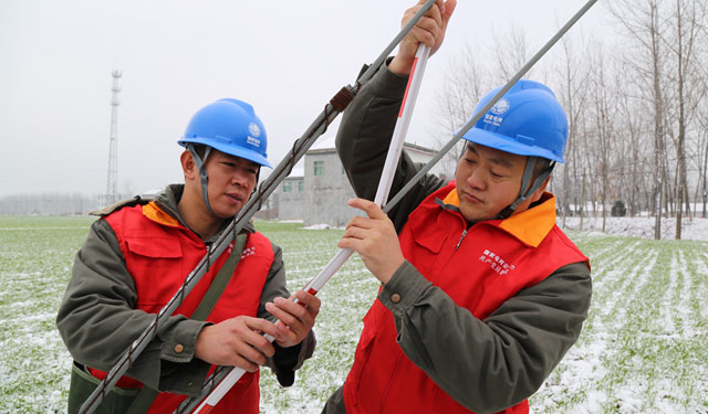 农村电气化网讯：11月24日，皖北普降大雪，翌日清晨气温低至零下11度，为确保35千伏输电线路安全运行，国网利辛县供电公司组织输电运检人员对辖区35千伏3641张村线、3635潘楼线等输电线路进行巡查，并对高压拉线进行检修，及时更换拉线保护警示标志。据了解，近期皖北将持续多日低温天气，该公司按照前期工作部署，增加线路及设备的巡视次数，确保全县线路平稳度冬。