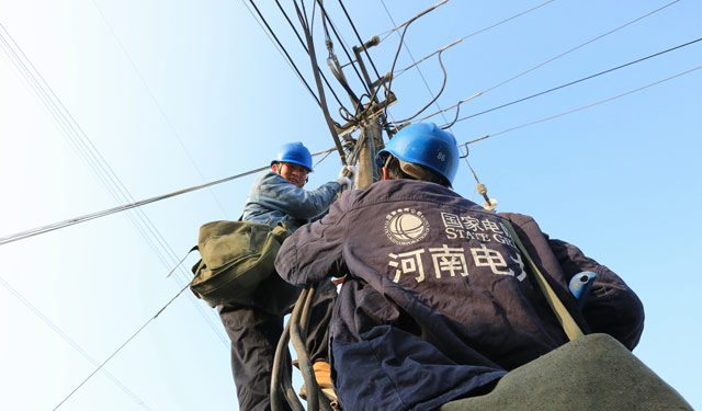 　　农村电气化网讯：11月26日，冰雪尚未消融，寒气逼人，舞阳县供电公司45余名施工人员奔赴该县文峰乡小李庄台区，架设绝缘导线、更换电杆等作业逐一进行，对该台区配网进行整体升级改造，以确保群众度冬用电稳定。