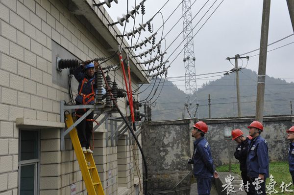 图为：搭接交流融冰电缆至线路.JPG