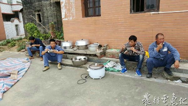 抢修人员为了抓紧时间抢修，就地用餐。.jpg
