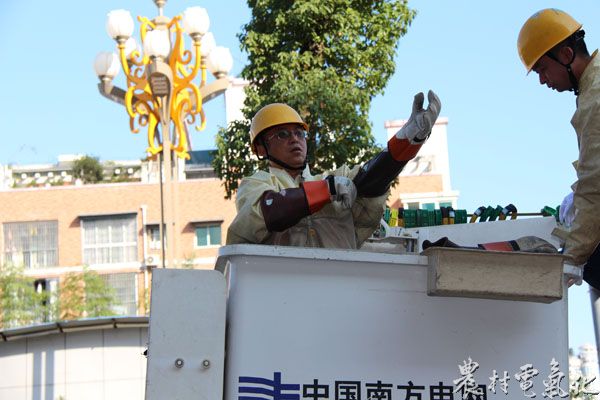 石老二准备好带电工作衣，准备作业。.JPG