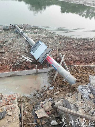 被折断的电杆。.jpg