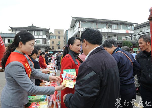 长汀供电公司青年志愿者向居民宣传用电常识。（袁鸿梅）.JPG