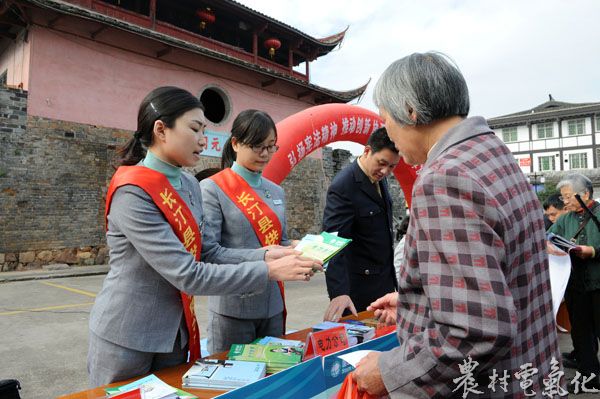 长汀供电公司青年志愿者向居民介绍缴费网点。（袁鸿梅）.JPG