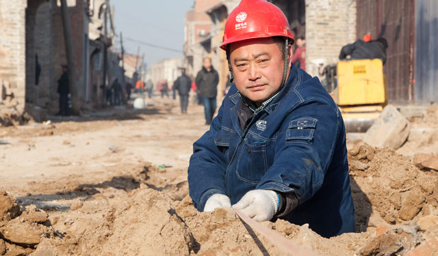 　　据悉，为全面配合道口镇古街升级改造工程，美化古街环境，滑县供电公司积极主动与街道办事处沟通对接，全力推进道口镇古街低压线路升级改造工程，自筹资金200万元，组织员工加班加点对该古街进行电网升级，将原有的架空线路全部更换成地埋电缆，在提升古街视觉美感的同时确保该地区电网可靠运行，这是该公司积极配合老街区基础设施升级改造工作的有力措施。图为1月15日，滑县供电公司施工人员正在对10千伏道西线路20号分支进行低压分接箱安装工作。